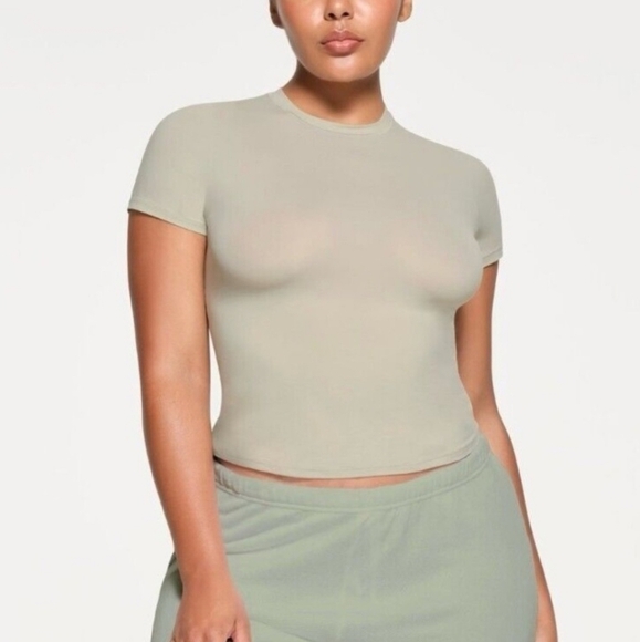 Skims Fits Everybody T Shirt Top Talc Green Small NWT - Picture 1 of 5